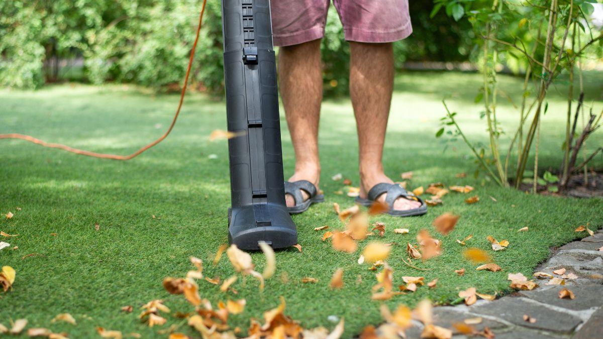 how much dnb does electric leaf blower produce